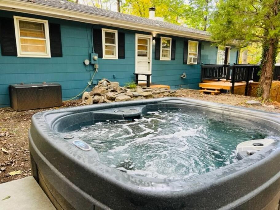 Mountain Lake Retreat - Hot Tub, Lake, Fire Pit, Wineries, Restaurant Harpers Ferry Bagian luar foto