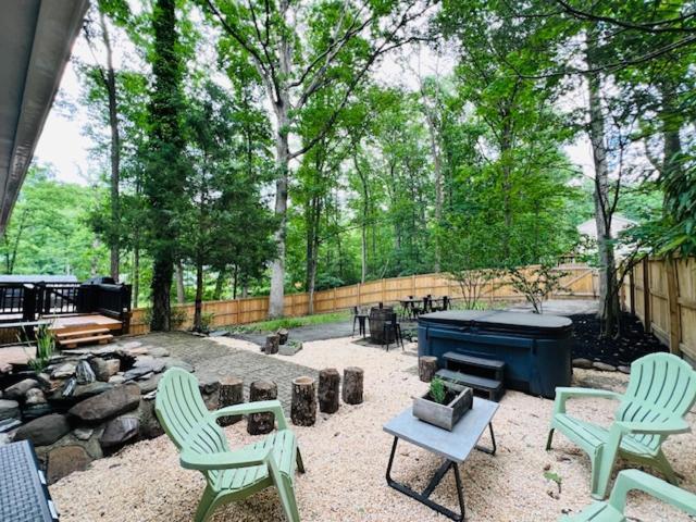 Mountain Lake Retreat - Hot Tub, Lake, Fire Pit, Wineries, Restaurant Harpers Ferry Bagian luar foto