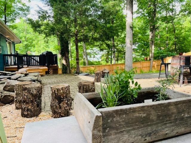 Mountain Lake Retreat - Hot Tub, Lake, Fire Pit, Wineries, Restaurant Harpers Ferry Bagian luar foto