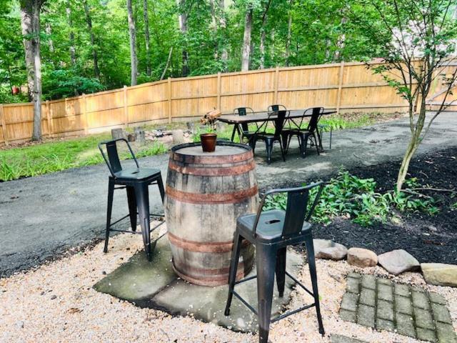 Mountain Lake Retreat - Hot Tub, Lake, Fire Pit, Wineries, Restaurant Harpers Ferry Bagian luar foto