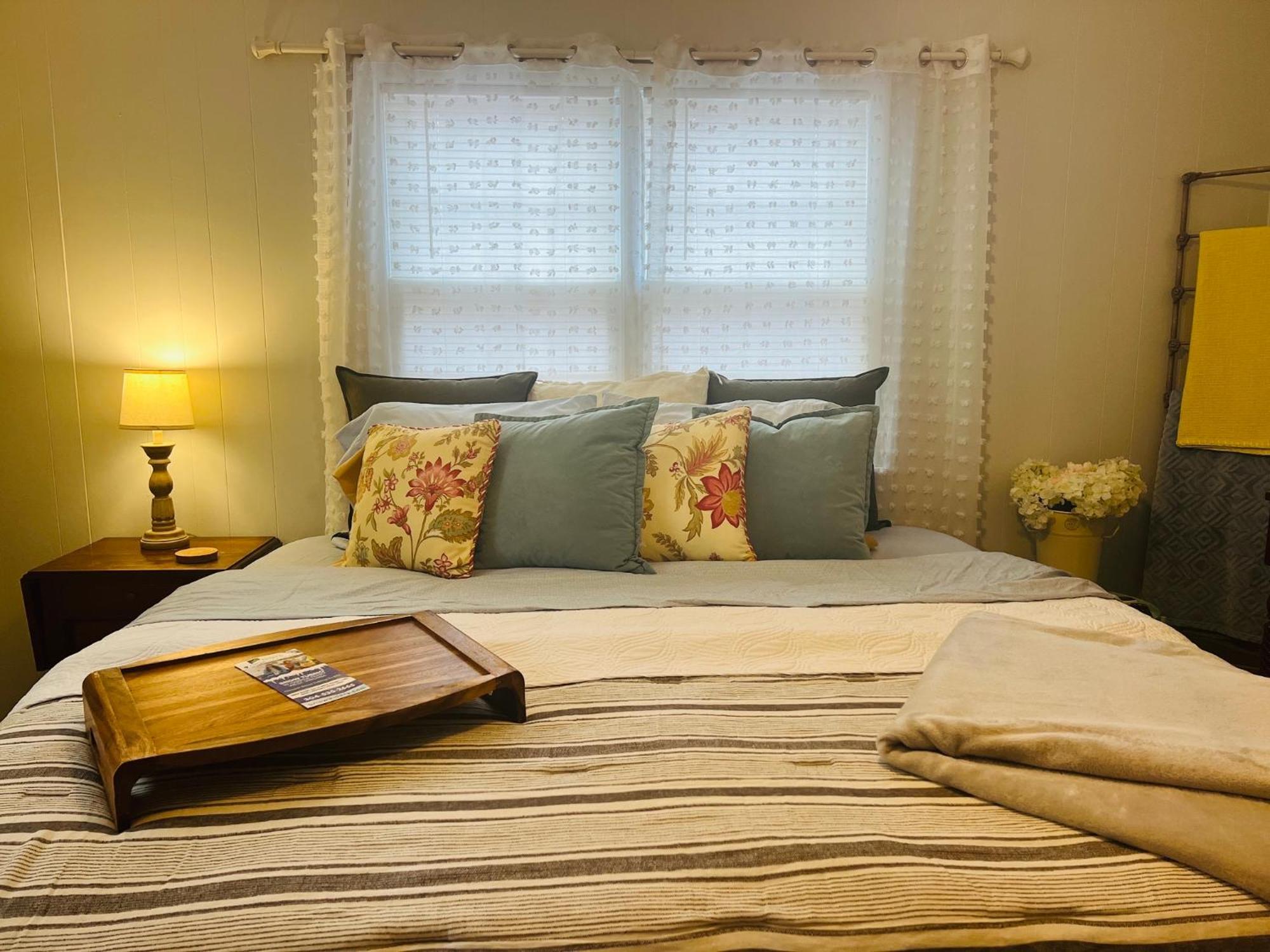 Mountain Lake Retreat - Hot Tub, Lake, Fire Pit, Wineries, Restaurant Harpers Ferry Bagian luar foto